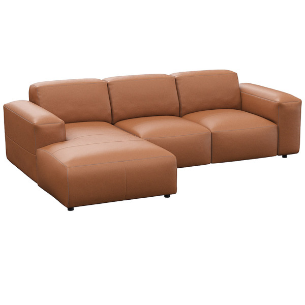 Graues Sofa LUCERA mit Chaiselongue. Es besteht aus hochwertigen Materialien und bietet eine moderne, komfortable Sitzgelegenheit für Wohnzimmer. Das Design ist geradlinig und ansprechend.