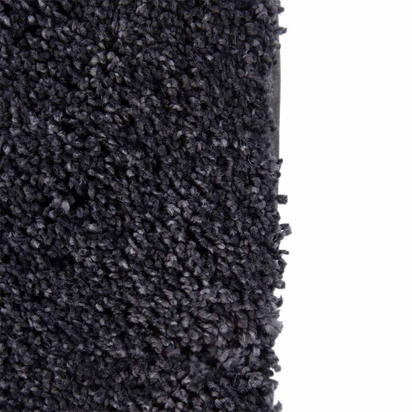 Dunkler Hochflorteppich in Struktur mit weichem, flauschigem Material. Der Teppich eignet sich für individuelle Anpassungen nach Maß, um verschiedenen Gestaltungsvorstellungen gerecht zu werden.