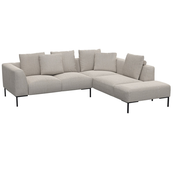 Helles, modernes Ecksofa SAVA mit offenem Ende. Das Sofa besitzt mehrere bequeme Kissen und steht auf schwarzen Metallbeinen. Es eignet sich ideal für stilvolle Wohnräume.