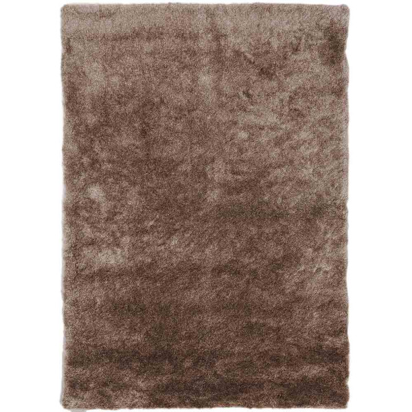 Hochflorteppich in einem sanften Braun-Ton mit flauschiger Oberfläche liegt flach ausgebreitet. Der Teppich ist aus hochwertigem Polyester gefertigt und eignet sich für individuelle Maßanfertigung.