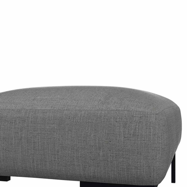 Beige Hocker SAVA mit quadratischem Polster und schwarzem Metallgestell steht auf einem Boden. Der Hocker eignet sich zur individuellen Gestaltung und wird professionell gefertigt.