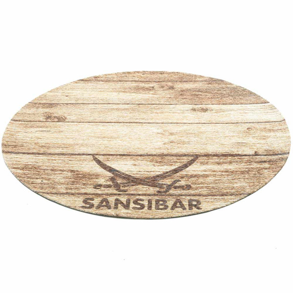 Runder Teppich aus strapazierfähigem Flachgewebe in Holzoptik. Auf der Oberfläche ist der Schriftzug 