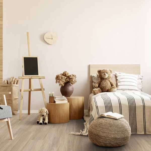 Hellbrauner Designboden mit Holzoptik, der eine natürliche und moderne Ästhetik bietet. Der Bodenbelag wird als Landhausdiele bezeichnet und ist ideal für verschiedene Raumgestaltungen.