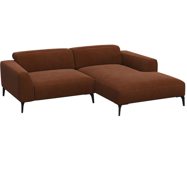 Beige Chaiselongue-Sofa mit klaren Linien und niedrigem Rücken, bestehend aus strapazierfähigem Material. Es bietet eine geräumige Liegefläche und elegante, schwarze Beine.