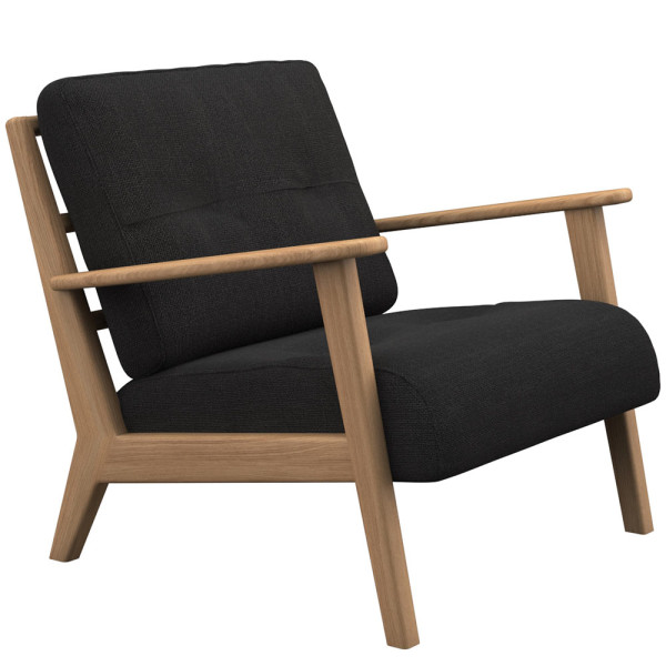 Moderner schwarzer Sessel mit Holzgestell im minimalistischen Design steht auf einem weißen Hintergrund. Die Armlehnen sind aus hellem Holz und der Bezug ist aus hochwertigem Stoff.