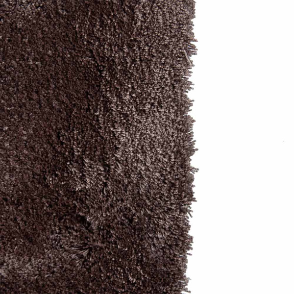 Dunkelbrauner webteppich aus Polyester liegt sichtbar auf einem weißen Hintergrund. Die Oberfläche ist weich und wirkt gleichmäßig strukturiert. Der Teppich eignet sich für individuelle Maßanfertigungen.