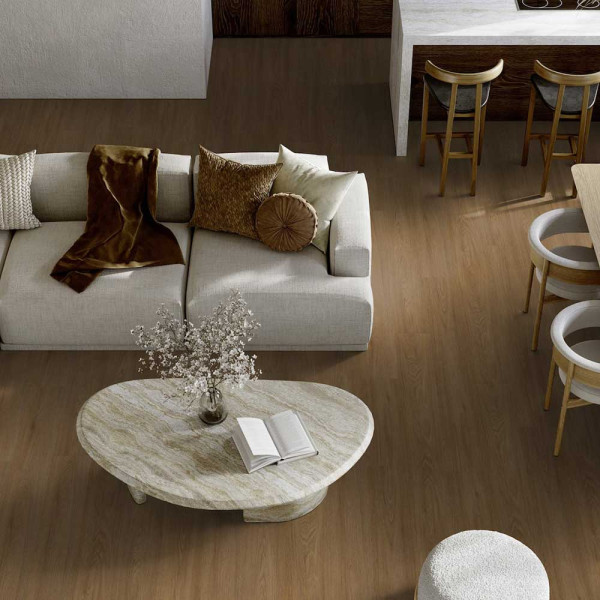 Brauner Klebe-Vinylboden mit Holzoptik. Die Textur zeigt durchgehende Holzmaserung und verschiedene Paneele. Er ist als Designboden von Gerflor für Innenräume konzipiert.