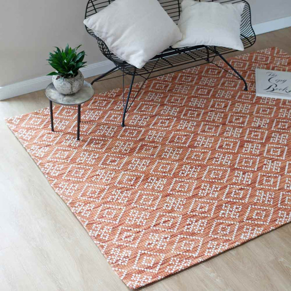 Kupferfarbener Naturteppich aus 100% Wolle mit dekorativem, geometrischem Muster in Diamantenform. Der Teppich ist sofort versandfertig und kostenpflichtig.