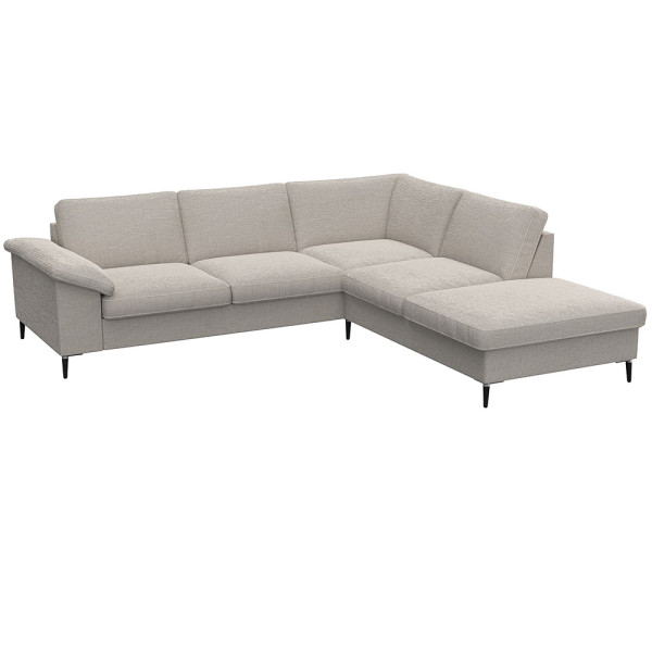 Braunes Ecksofa FIORE mit offenen Enden steht in einem modernen Raum. Es hat eine stilvolle, gepolsterte Oberfläche und schlanke Beine, geeignet für komfortable Sitzgelegenheiten.