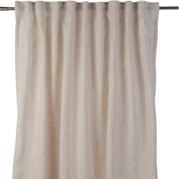 Helle, halbtransparente Vorhänge in Taupe auf einer silbernen Stange. Die Faltenstruktur sorgt für eine elegante Optik und lässt Licht sanft durch den Stoff scheinen.