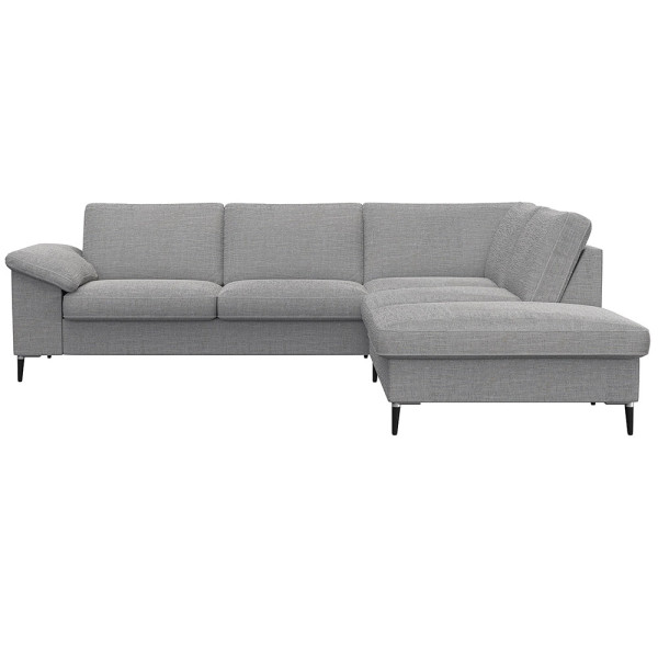 Braunes Ecksofa FIORE mit offenen Enden steht in einem modernen Raum. Es hat eine stilvolle, gepolsterte Oberfläche und schlanke Beine, geeignet für komfortable Sitzgelegenheiten.