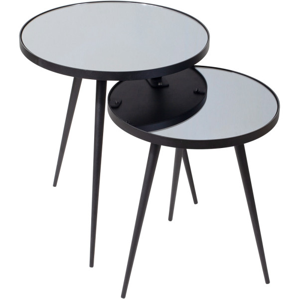 Moderner Beistelltisch mit zwei runden Glasplatten und schwarzen Beinen steht in einem minimalistischen Design. Der höhere Tisch steht über dem kleineren Tisch.