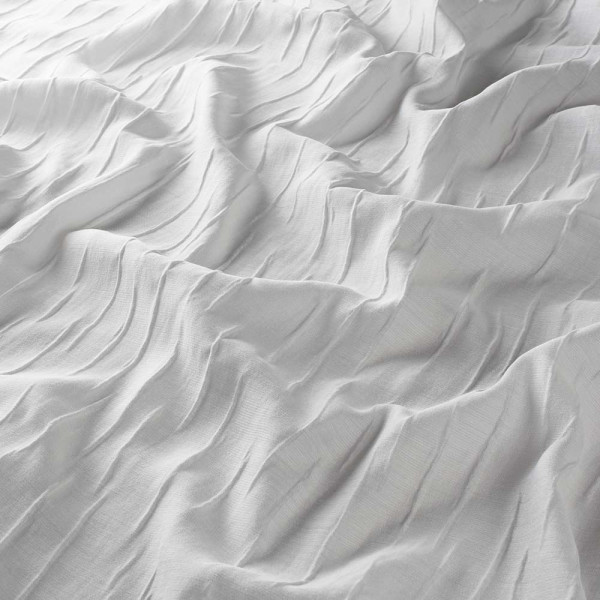 Helle, halbtransparente Vorhangstoffe liegen sanft übereinander. Die Struktur des Stoffs zeigt sanfte Wellen und Falten. Die Farbgebung ist in einem subtilen Weiß gehalten.
