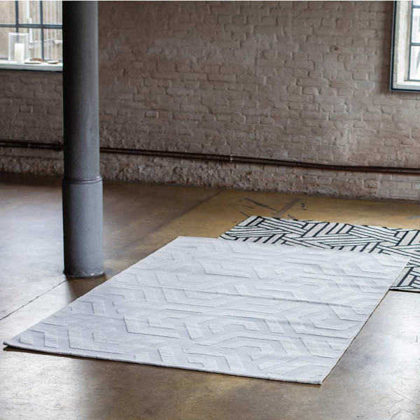 Teppich Metrix in hellem Beige zeigt ein geometrisches Design in verschiedenen Formen. Er hat die Maße 155 x 230 cm und ist für 249,00 € erhältlich.