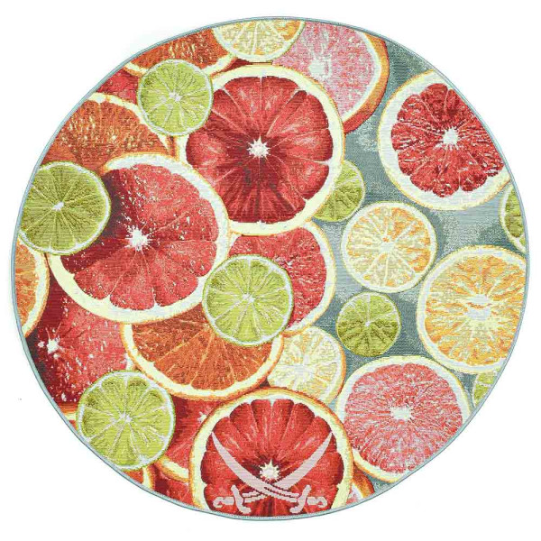 Bunte Zitrusfrüchte wie Orangen, Limetten und Grapefruits sind auf einem runden Teppich mit sommerlichem Design angeordnet. Die Farben sind lebhaft und ansprechend.