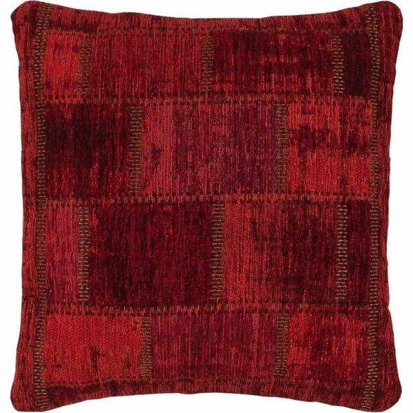 Rotes Kissen im Patchwork-Look mit unterschiedlichen Texturen und Mustern. Es hat quadratische Abschnitte und ist für den Einsatz auf Sitzflächen geeignet. Preis: 39,99 € inkl. MwSt.
