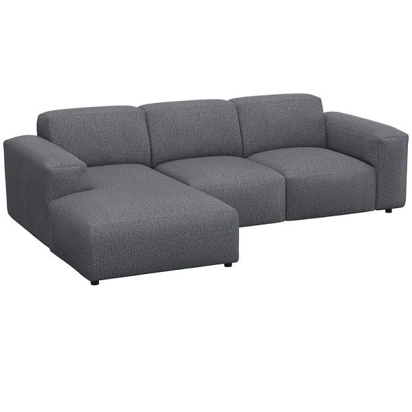 Graues Sofa LUCERA mit Chaiselongue. Es besteht aus hochwertigen Materialien und bietet eine moderne, komfortable Sitzgelegenheit für Wohnzimmer. Das Design ist geradlinig und ansprechend.