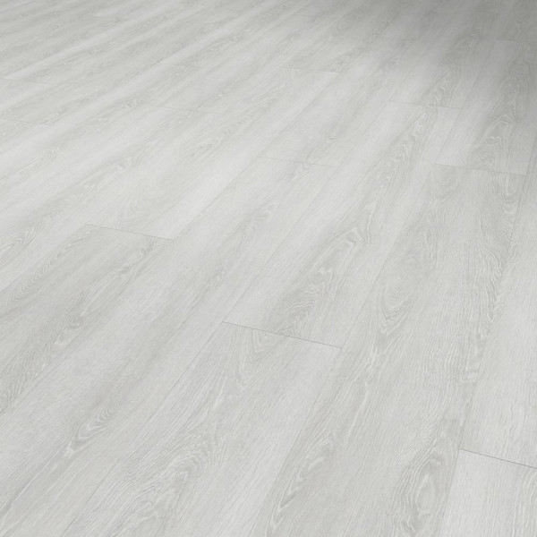 Der Bodenbelag zeigt eine helle, graue Landhausdiele mit einer Holzstruktur. Die Dielen sind in langen Paneelen verlegt und erinnern an einen modernen, eleganten Look.