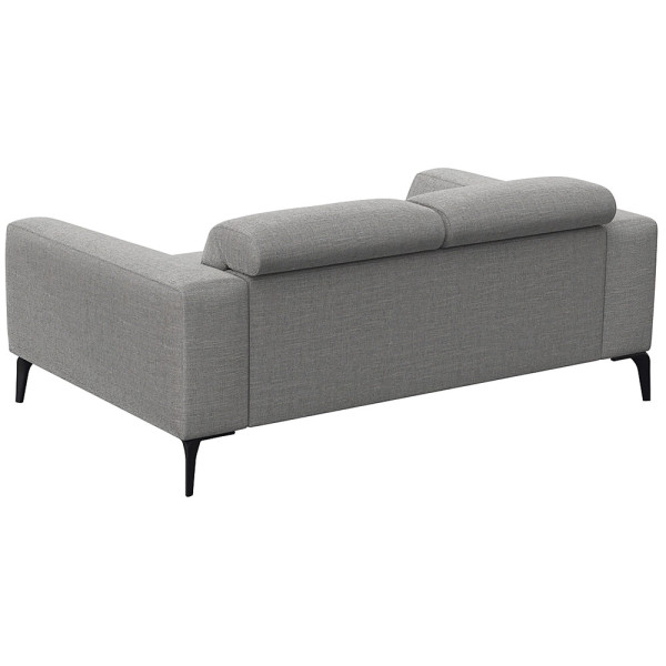 Schwarzes Sofa VOLUZZI mit modernen Designs, zwei Sitzflächen und geraden Armlehnen steht auf schmalen Füßen. Es ist für individuelle Gestaltung und hochwertige Materialien konzipiert.