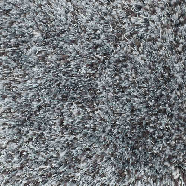 Dunkelgrauer Hochflor-Teppich Lago Mix liegt auf einem Untergrund. Der Teppich wirkt flauschig und weich, ideal für Wohnräume und bietet eine angenehme Fußwärme.