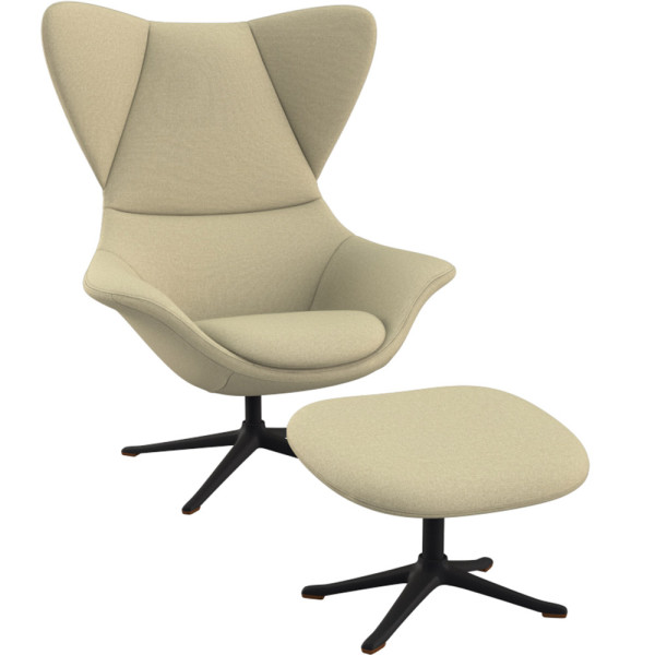 Beige Relaxsessel Stilo steht auf einem schmalen Metallfuß. Die geschwungene Form bietet Komfort und elegantes Design für Wohnzimmer oder Büros. Erhältlich für 1.119,00 €.