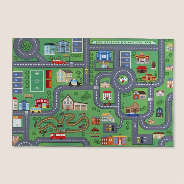 Spielteppich mit bunten Motiven einer Stadt, Straßen, Fahrzeugen und Spielplätzen, die Kindern das Spielen und Entdecken ermöglichen.