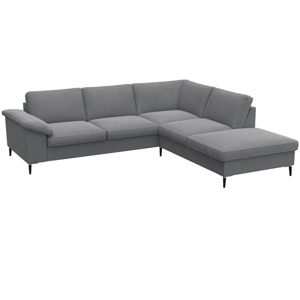 Braunes Ecksofa FIORE mit offenen Enden steht in einem modernen Raum. Es hat eine stilvolle, gepolsterte Oberfläche und schlanke Beine, geeignet für komfortable Sitzgelegenheiten.