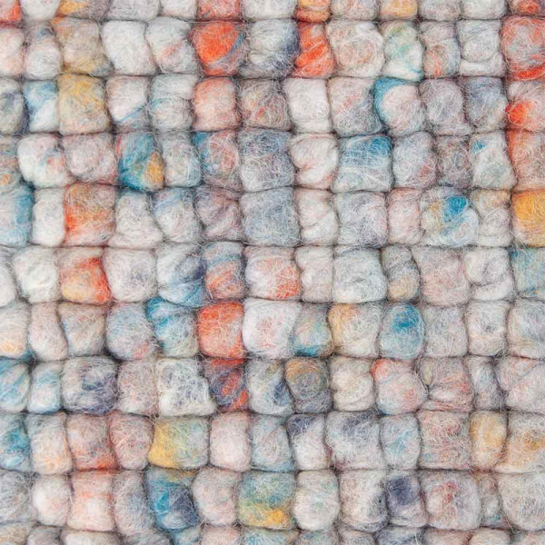 Bunte Teppichoberfläche aus Schurwolle mit einer sanften, strukturierten Optik. Die Farben reichen von Beige über Grau bis zu verschiedenen bunten Tupfern, was den Teppich vielseitig gestaltet.