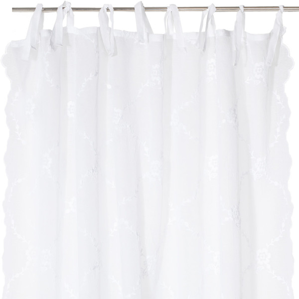 Weißer Schlaufen-Vorhang Ruby VAN DEURS DANMARK hängt an einer silbernen Stange. Der Vorhang zeigt eine feine florale Stickerei und wird in Stückpreisen von 59,99 € und 64,99 € angeboten.