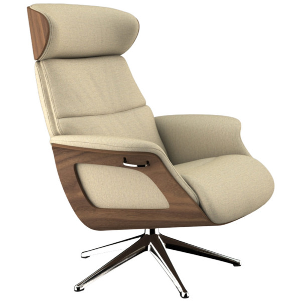 Hochwertiger Relaxsessel Clement aus Stoff in sandy beige. Der Sessel hat eine elegante Holz-Korpus und eine moderne, komfortable Form. Er steht auf einem stabilen Drehteller.