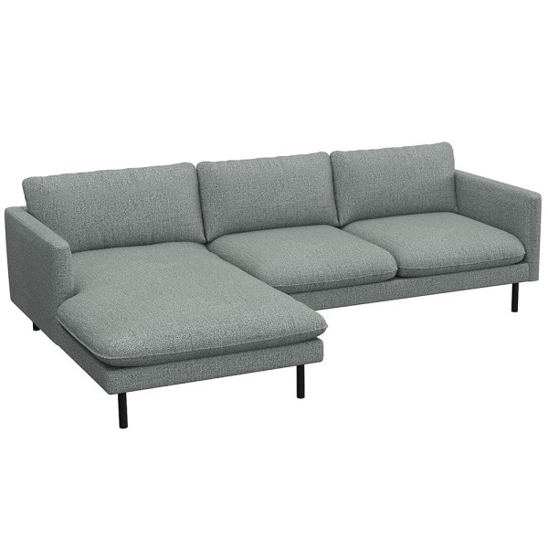 Beige Chaiselongue-Sofa BOLZANO mit drei Rückenkissen und einem seitlichen Liegelement steht auf dünnen schwarzen Füßen. Das Sofa hat eine moderne, schlichte Form und edle Textur.