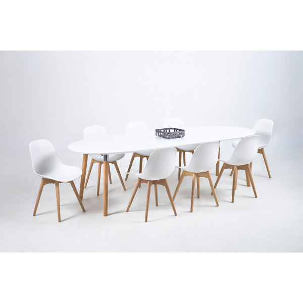 Esstisch Göteborg mit ovaler Tischplatte in Weiß und Holzbeinen steht stabil auf dem Boden. Der Tisch eignet sich für Wohn- und Essbereiche.