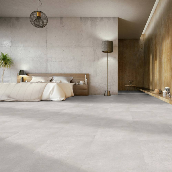 Grau gefliestes Steindekor mit gleichmäßiger Oberflächenstruktur. Die Fliesen sind in mehreren Teilen angeordnet und zeigen eine matte, minimalistischen Anmutung.