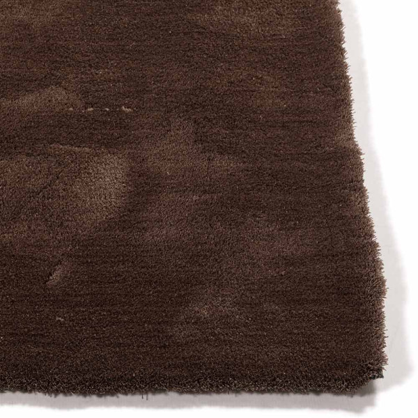 Dunkelbrauner webteppich aus Polyester liegt sichtbar auf einem weißen Hintergrund. Die Oberfläche ist weich und wirkt gleichmäßig strukturiert. Der Teppich eignet sich für individuelle Maßanfertigungen.