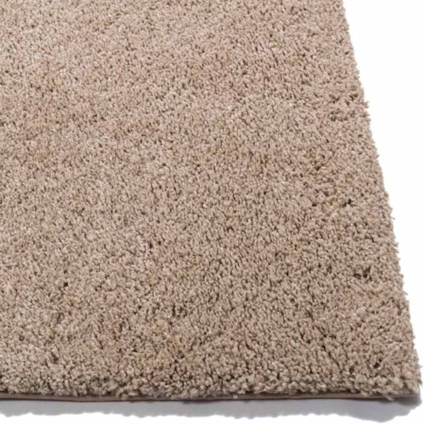 Hochflorige, beige Teppichfläche mit einer samtigen, texturierten Oberfläche steht im Fokus. Die Struktur verleiht ein gemütliches Ambiente und ist ideal für individuelle Raumgestaltungen.
