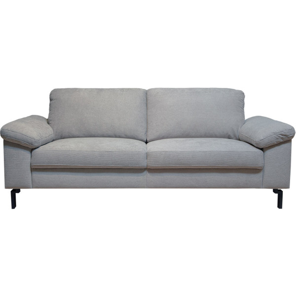 Graues 3er-Sofa Cosimo mit Wellenunterfederung. Es hat breite Armlehnen und bequeme Kissen. Das Sofa bietet Platz für mehrere Personen. Verfügbarkeit in verschiedenen Filialen ist gegeben.
