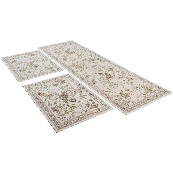 Drei Teppiche mit floralen Mustern in hellen Farbtönen liegen nebeneinander. Der rechte Teppich ist lang und schmal, während die anderen beiden rechteckig sind.