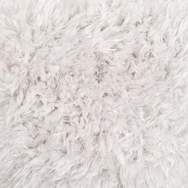 Weißer Hochflor-Teppich mit flauschiger Textur liegt auf einem Untergrund. Seine weichen Fasern verleihen dem Raum ein gemütliches Ambiente. Er ist für individuelle Maße konzipiert.