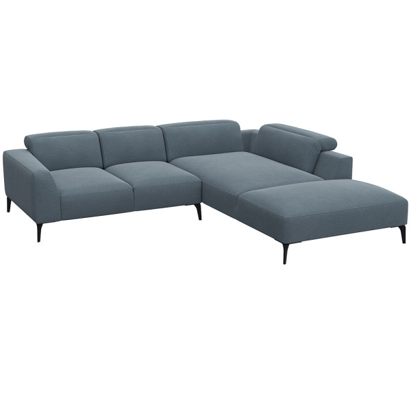 Graues Ecksofa aus hochwertigem Material mit offenen Enden und modernen, schlanken Beinen. Es bietet komfortable Sitzfläche und hohe Rückenkissen für optimalen Sitzkomfort.