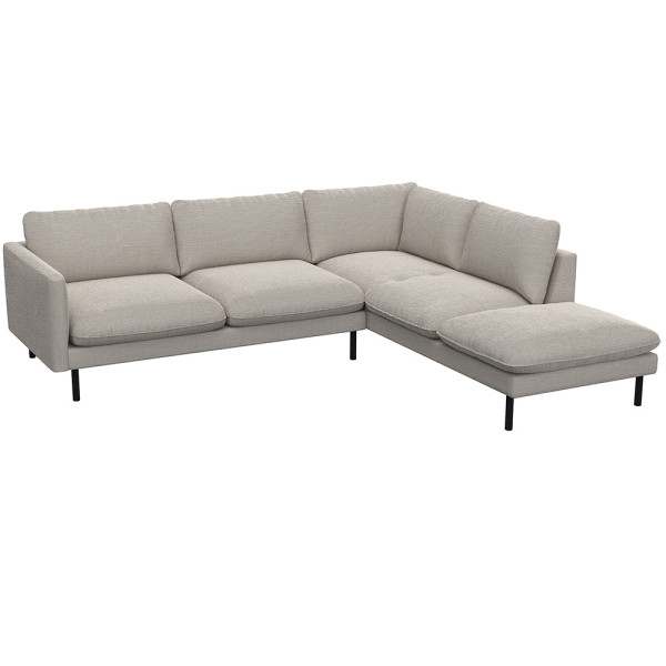 Grau, modernes Ecksofa BOLZANO mit offenem Ende steht auf schwarzen Metallbeinen. Es besitzt große, weiche Kissen und bietet Platz für mehrere Personen. Ideal für ein gemütliches Wohnzimmer.