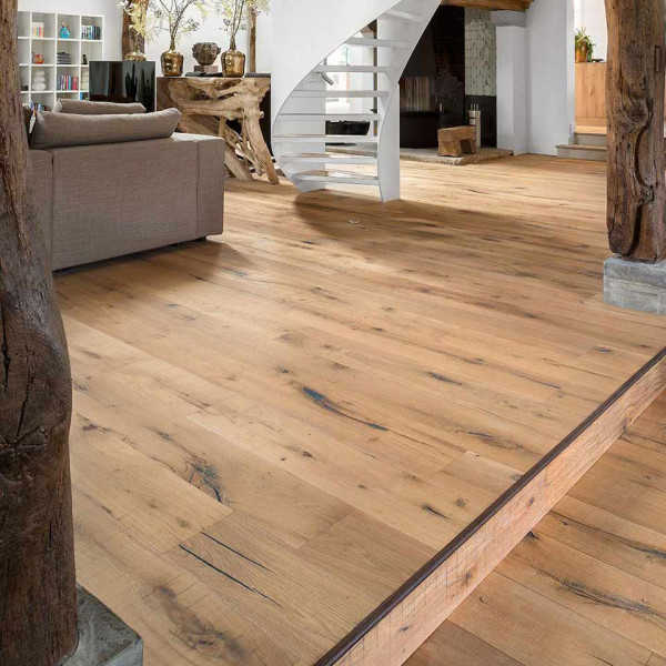 Dunkle und helle Holzstufen sind in verschiedenen Schattierungen angeordnet. Das Parkett zeigt natürliche Maserungen und Strukturen, die das altholzähnliche Design betonen.