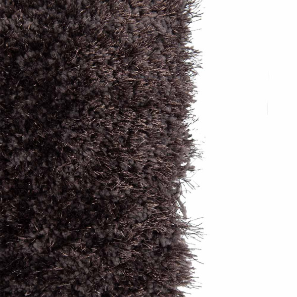 Schwarzer Hochflorteppich mit weichem, kuscheligem Flor, der am Rand gefasst ist. Der Teppich ist in einem modernen Design gestaltet und eignet sich für individuelle Raumgestaltungen.