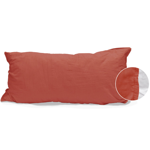 Roter Kissenbezug aus Baumwolle liegt flach auf einer Oberfläche. Der Bezug hat eine leicht strukturierte Oberfläche, die ihm einen lässigen Look verleiht. Ein Teil des Kissenbezugs ist nah aufgenommen.