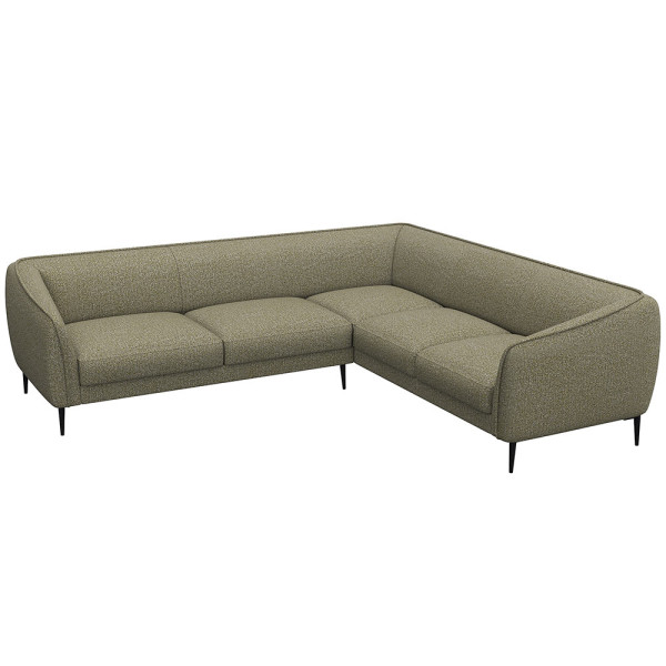 Ecksofa BELLE in hellem Stoff mit gepolsterten Sitzflächen und schmalen schwarzen Beinen. Das Sofa bietet modernen Komfort und lädt zum Entspannen ein.