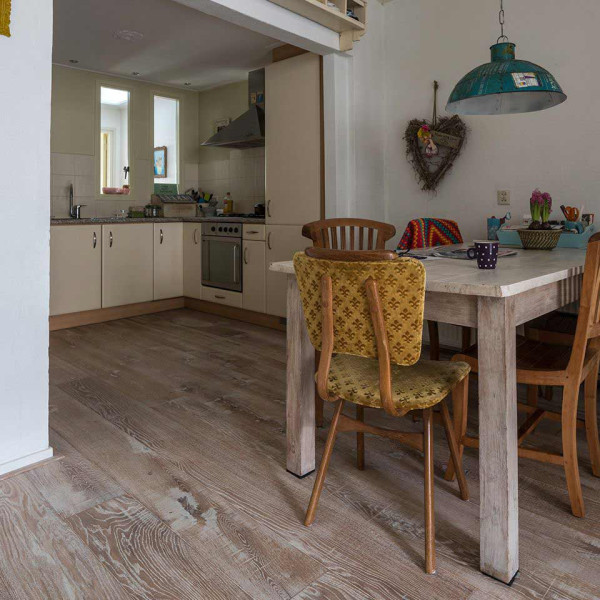 Helles Parkett in Holzoptik zeigt eine natürliche Maserung mit verschiedenen Brauntönen. Es erscheint vorgeölt und ist als Landhausdiele gestaltet. Der Preis beträgt 158,99 € pro Quadratmeter.