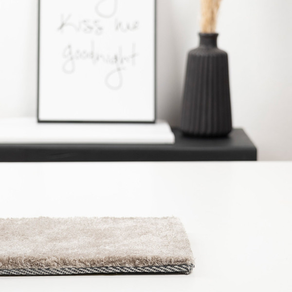 Beige Teppich mit Kurzflor im modernen Stil. Der Teppich ist gleichmäßig und weich strukturiert. Er eignet sich perfekt für individuelle Maßanfertigungen in verschiedenen Räumen.