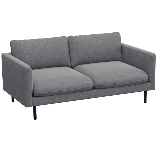 Graues Sofa mit zwei breiten Kissen und schmalen Armlehnen steht auf schlanken, schwarzen Beinen. Das Design ist modern und schlicht, geeignet für verschiedene Wohnstile.