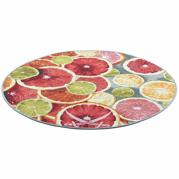 Bunte Zitrusfrüchte wie Orangen, Limetten und Grapefruits sind auf einem runden Teppich mit sommerlichem Design angeordnet. Die Farben sind lebhaft und ansprechend.