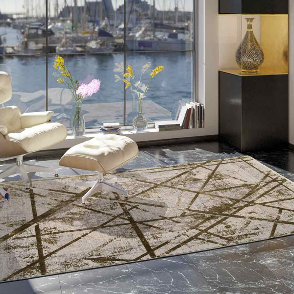 Moderner Kurzflor-Teppich Arizona liegt flach ausgebreitet, mit einem designbetonten Muster aus Linien in Brauntönen. Die Farben schaffen eine stilvolle 3D-Optik auf einem hellen Hintergrund.