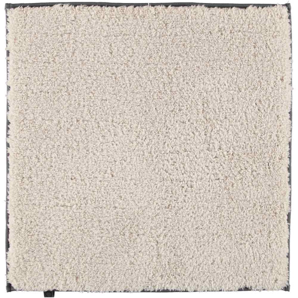 Heller Badteppich aus weichem Material in quadratischer Form mit flauschiger Oberfläche. Der Teppich ist in verschiedenen Farben erhältlich und wird als dekoratives Element im Badezimmer genutzt.